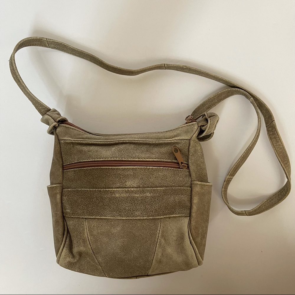 Tan leather shoulder bag.